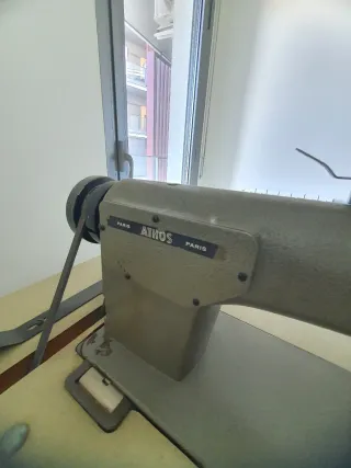 Máquina de coser industrial con mesa