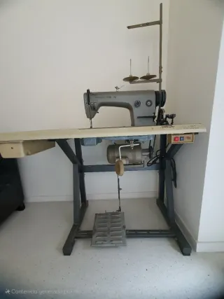 Máquina de coser industrial con mesa