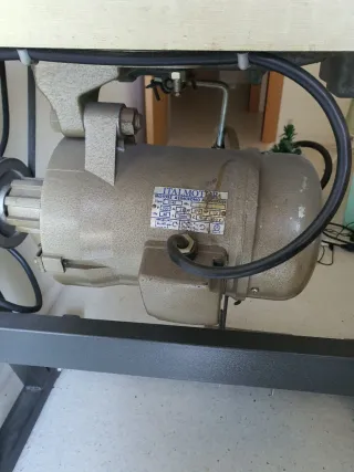 Máquina de coser industrial con mesa