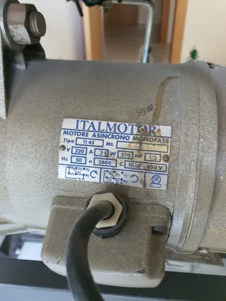 Máquina de coser industrial con mesa