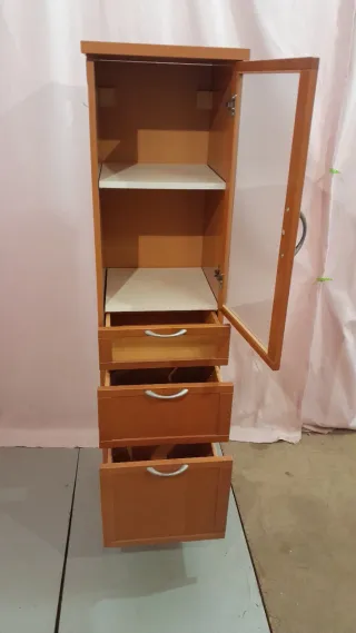 Mueble vitrina madera y cristal