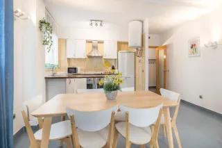 Tavolo Lisabo IKEA e 6 Sedie Bianche