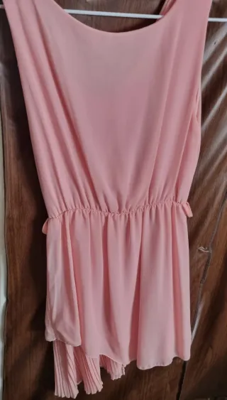 Vestido rosa drapeado con detalle joya
