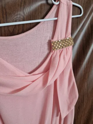 Vestido rosa drapeado con detalle joya