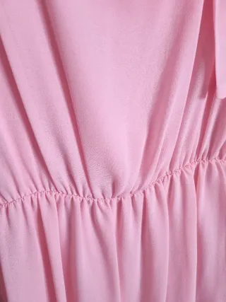 Vestido rosa drapeado con detalle joya