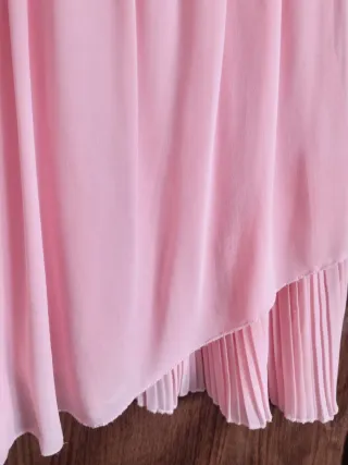 Vestido rosa drapeado con detalle joya