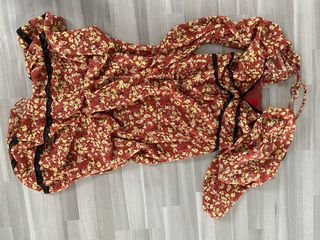 Vestido floral rojo y amarillo