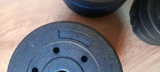 Pesas y barras para gimnasio.