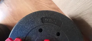 Pesas y barras para gimnasio.