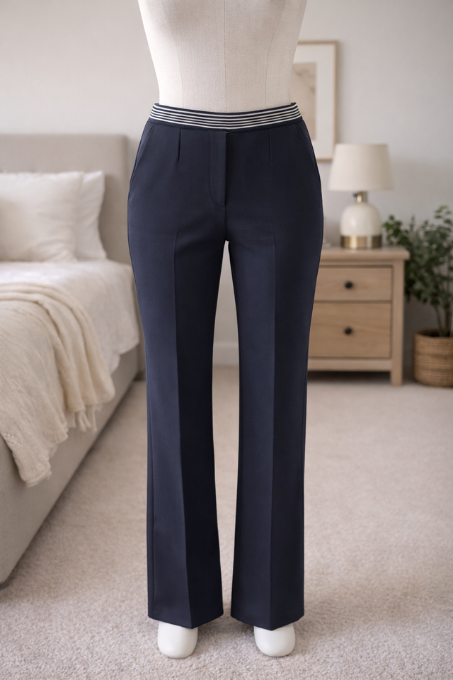 Pantalón azul marino con cintura a rayas