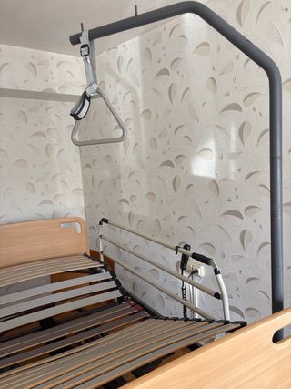 Cama eléctrica articulada para enfermos