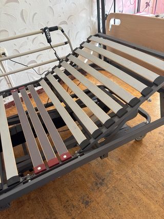 Cama eléctrica articulada para enfermos