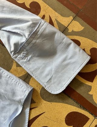 Camisa Cafe Coton Azul con manga de gemelos.