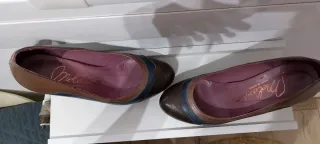 Zapatos de tacón azul y marrón de piel