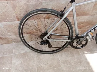 Bicicleta de carretera plateada