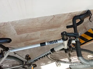 Bicicleta de carretera plateada