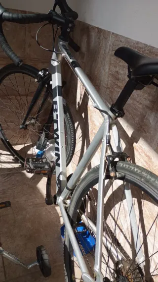 Bicicleta de carretera plateada