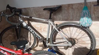 Bicicleta de carretera plateada