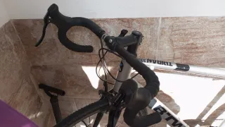 Bicicleta de carretera plateada