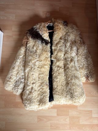 Abrigo de piel beige y marrón