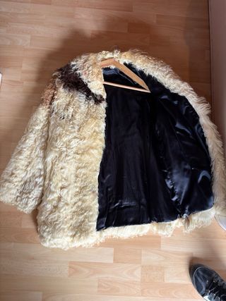 Abrigo de piel beige y marrón