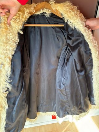 Abrigo de piel beige y marrón