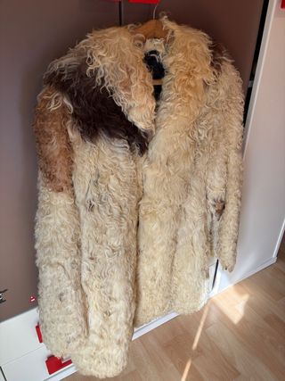 Abrigo de piel beige y marrón