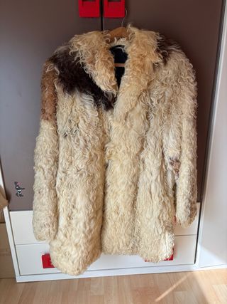 Abrigo de piel beige y marrón