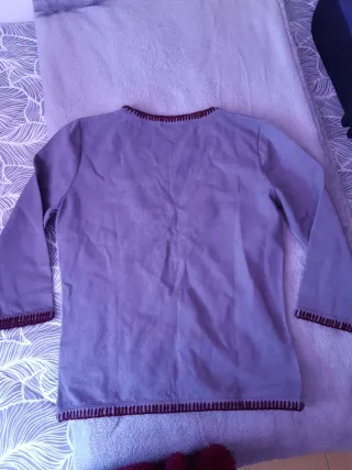 Camiseta morada cuello pico