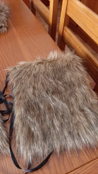 Gambali e manicotti finta pelliccia