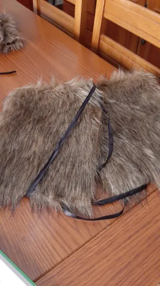 Gambali e manicotti finta pelliccia