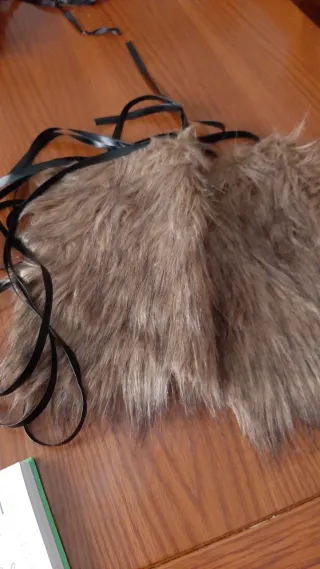 Gambali e manicotti finta pelliccia