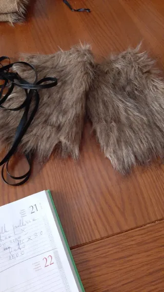 Gambali e manicotti finta pelliccia