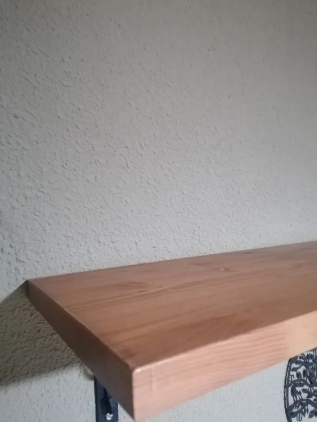 Estante de madera con soportes negros