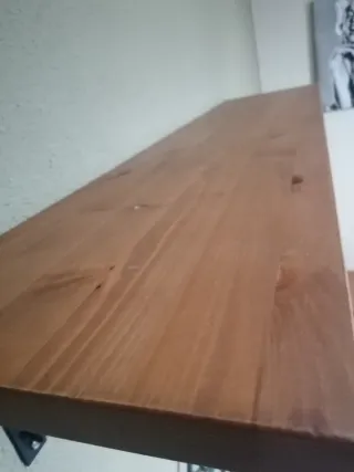 Estante de madera con soportes negros