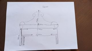 Cama de madera con cabecero tallado