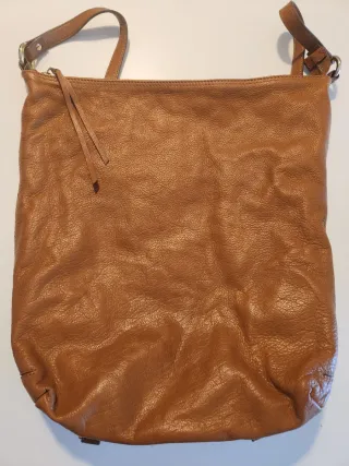 Bolso- mochila de piel marrón. Poco uso, perfecto