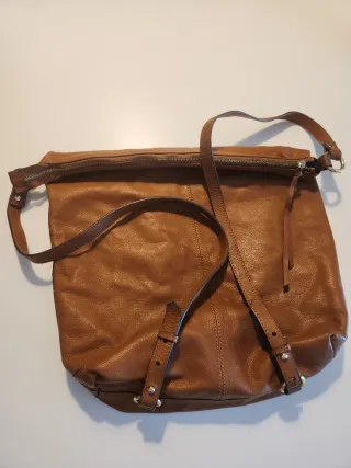 Bolso- mochila de piel marrón. Poco uso, perfecto