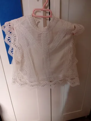 Camiseta blanca con adornos trenzados