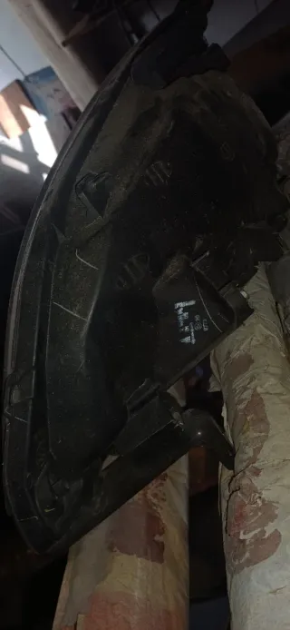 Faro Honda Civic prácticamente nuevo. Tiene polvo.