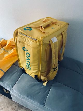 Mochila y chaqueta Glovo amarilla