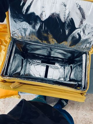 Mochila y chaqueta Glovo amarilla