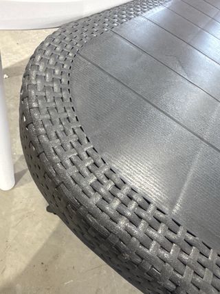 Tavolo da giardino grigio in plastica