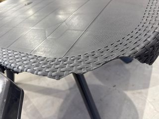 Tavolo da giardino grigio in plastica