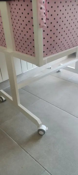 Minicuna con lunares rosas y negros