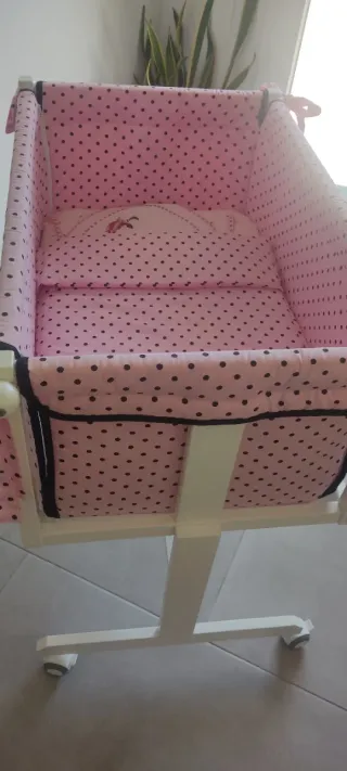 Minicuna con lunares rosas y negros