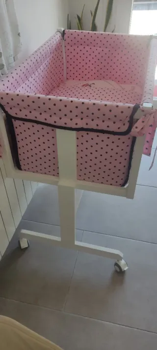 Minicuna con lunares rosas y negros