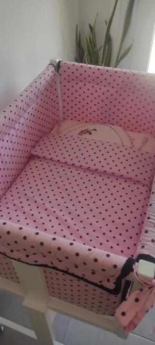 Minicuna con lunares rosas y negros