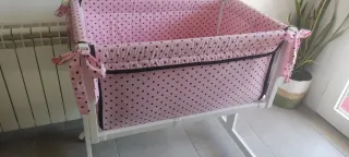 Minicuna con lunares rosas y negros