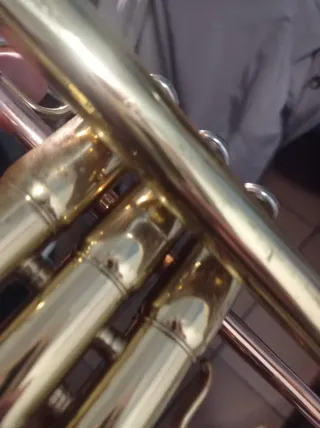 Trompeta dorada con accesorios